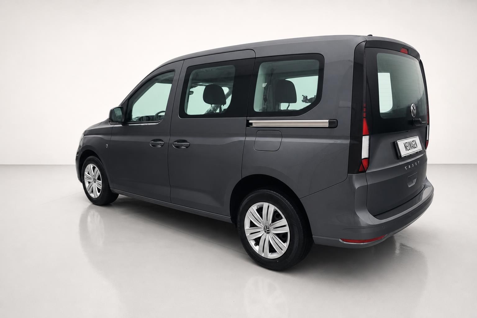 VW Caddy grau Heckansicht seitlich im Studio