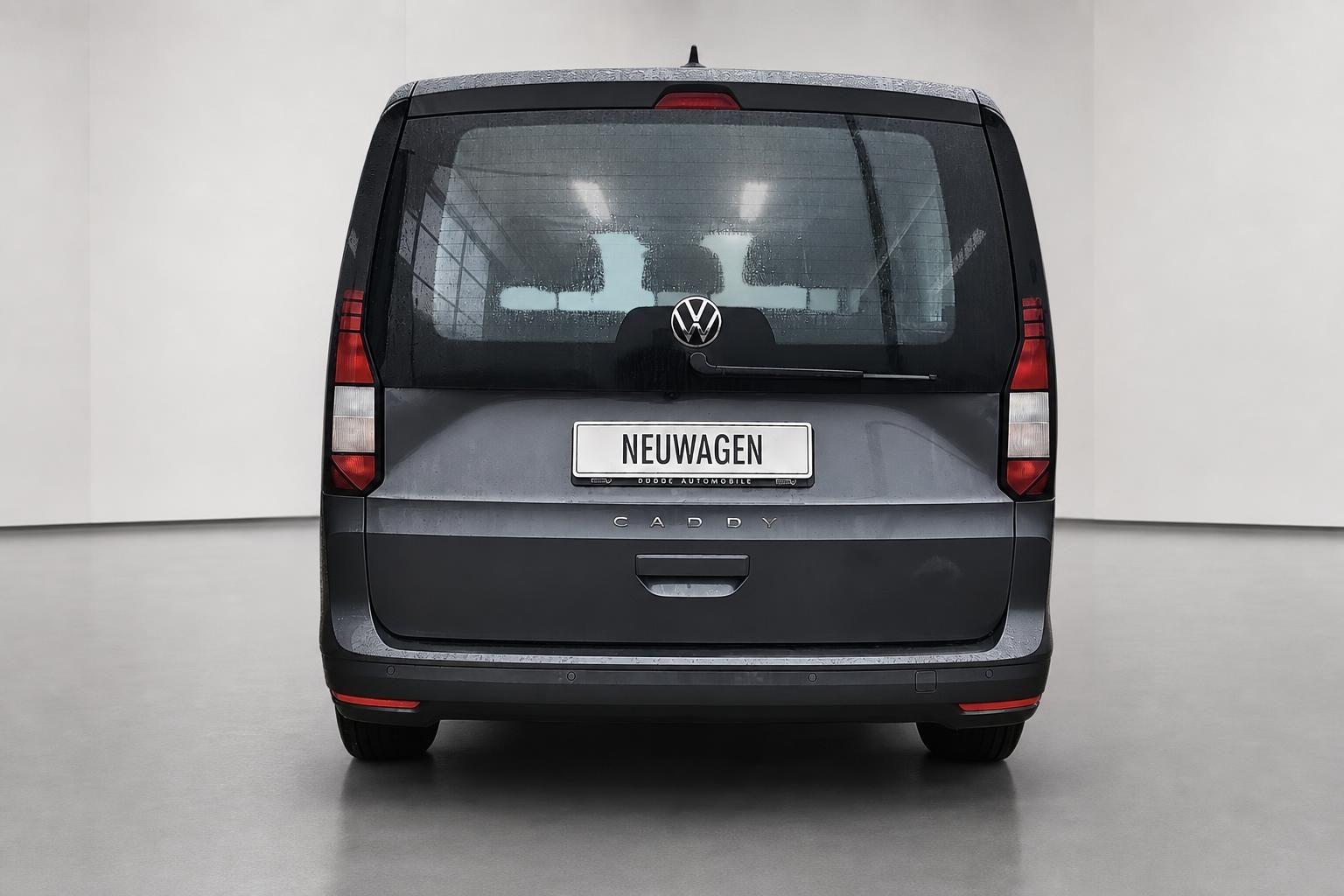 VW Caddy grau, Heckansicht frontal im Studio