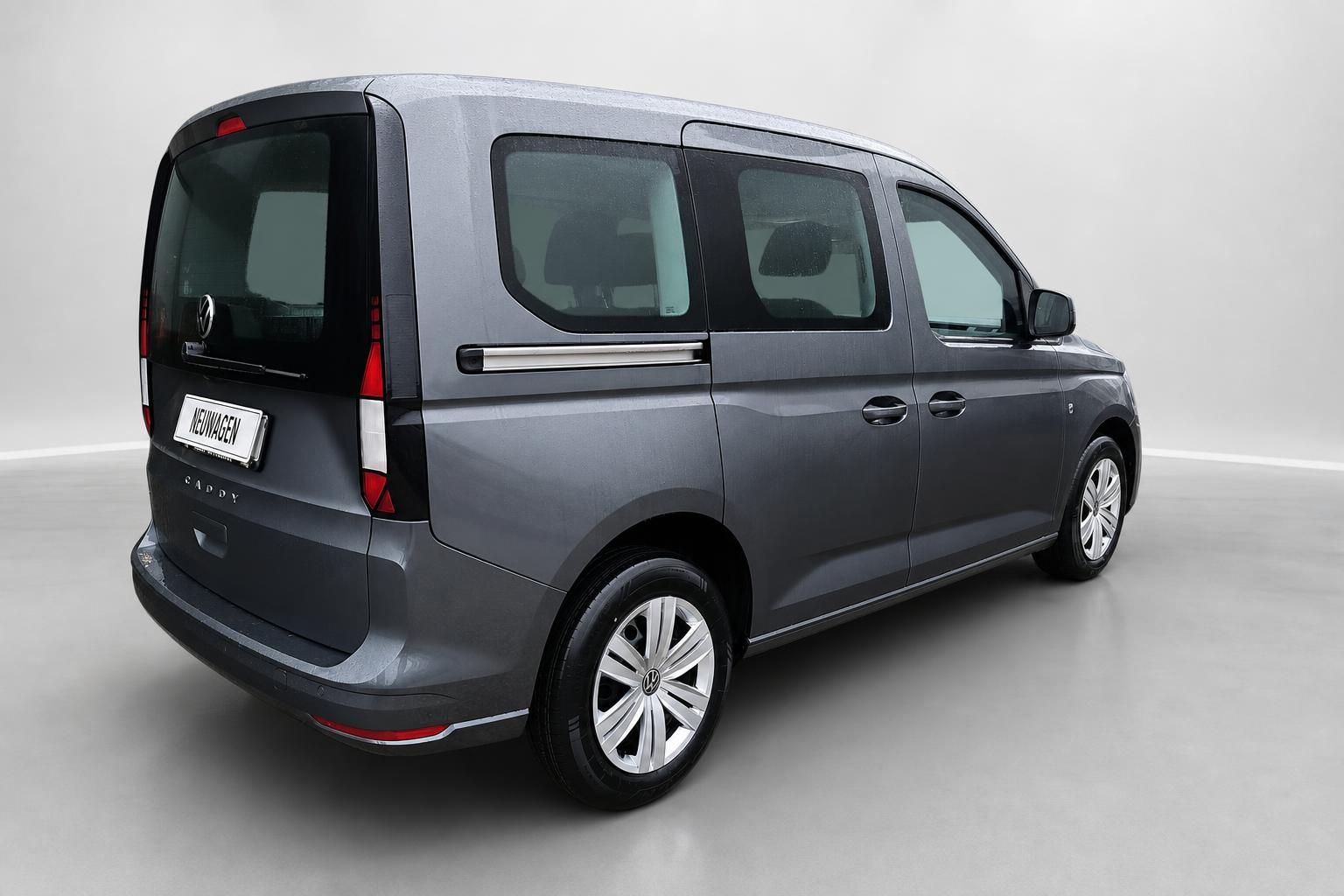 VW Caddy grau, Heckansicht schräg im Studio