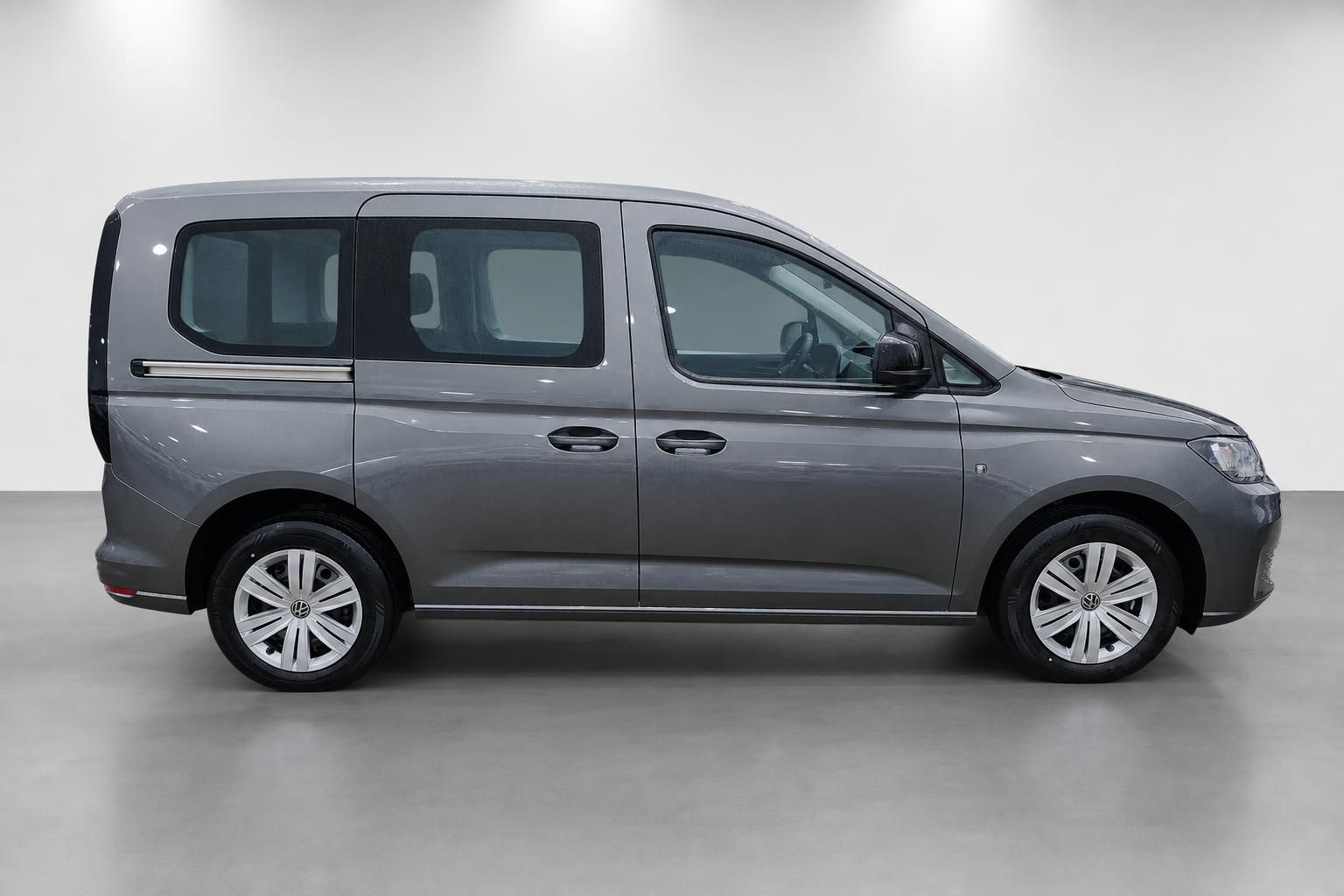 VW Caddy grau, Seitenansicht im Fotostudio