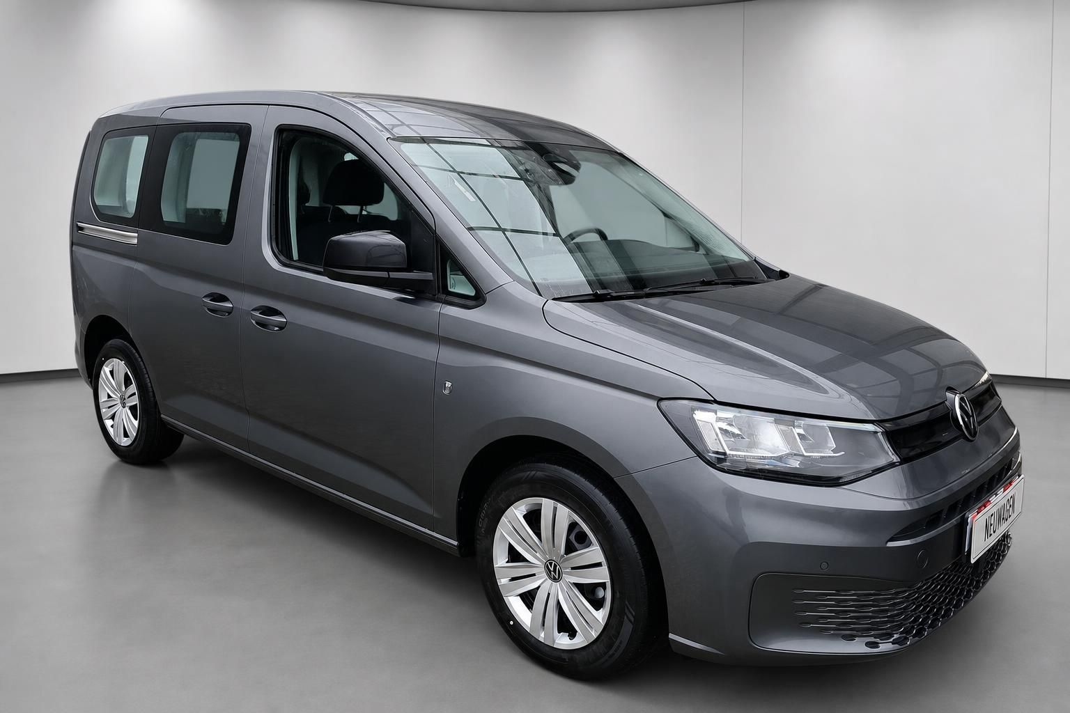 VW Caddy grau, Frontansicht schräg im Studio