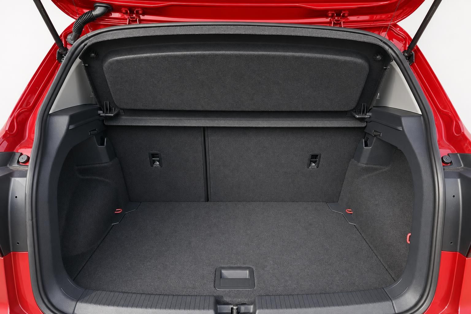Kofferraum mit geöffneter Heckklappe eines roten Volkswagen im Detail