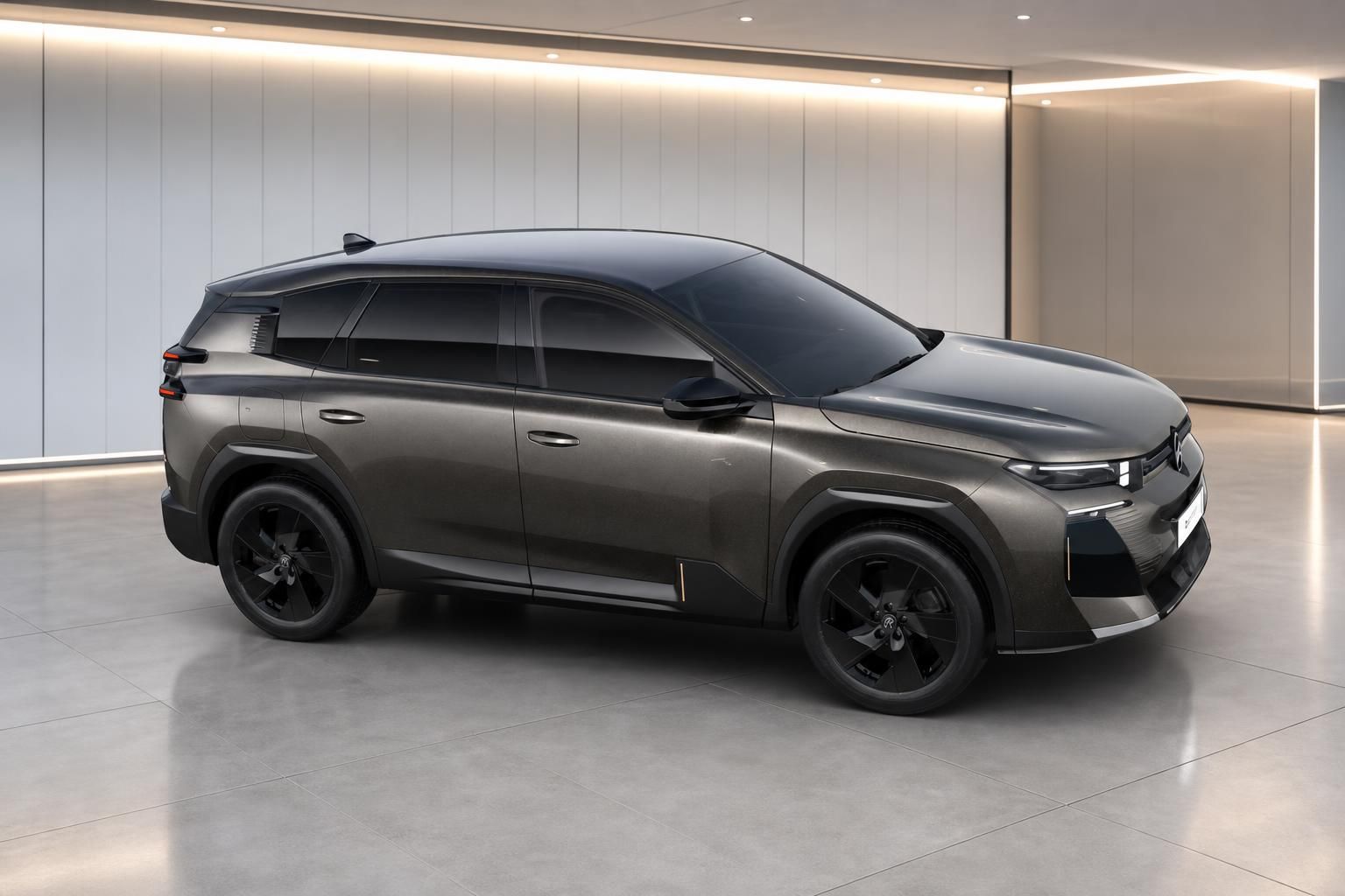 Citroen SUV in Grau-Metallic, Seitenansicht in modernem Showroom