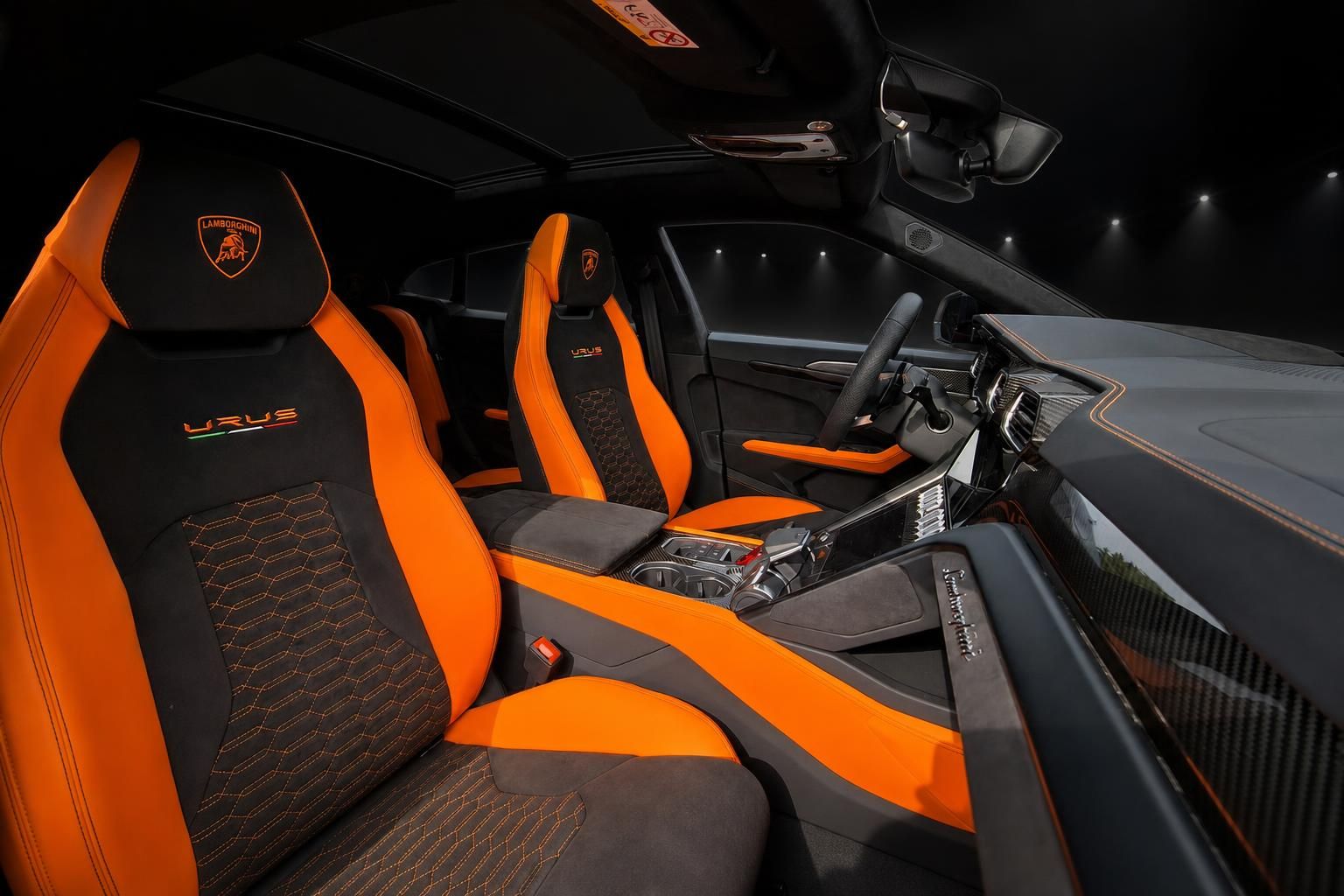 Lamborghini Urus Innenausstattung mit orangen Ledersitzen und Logo