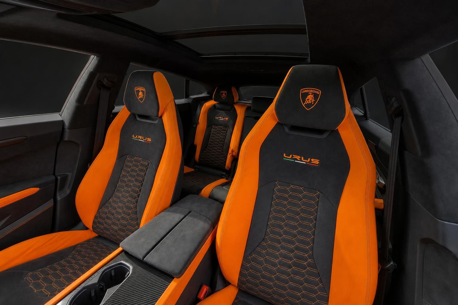 Lamborghini Urus Innenraum mit orange-schwarzen Sportsitzen und Lamborghini Logo