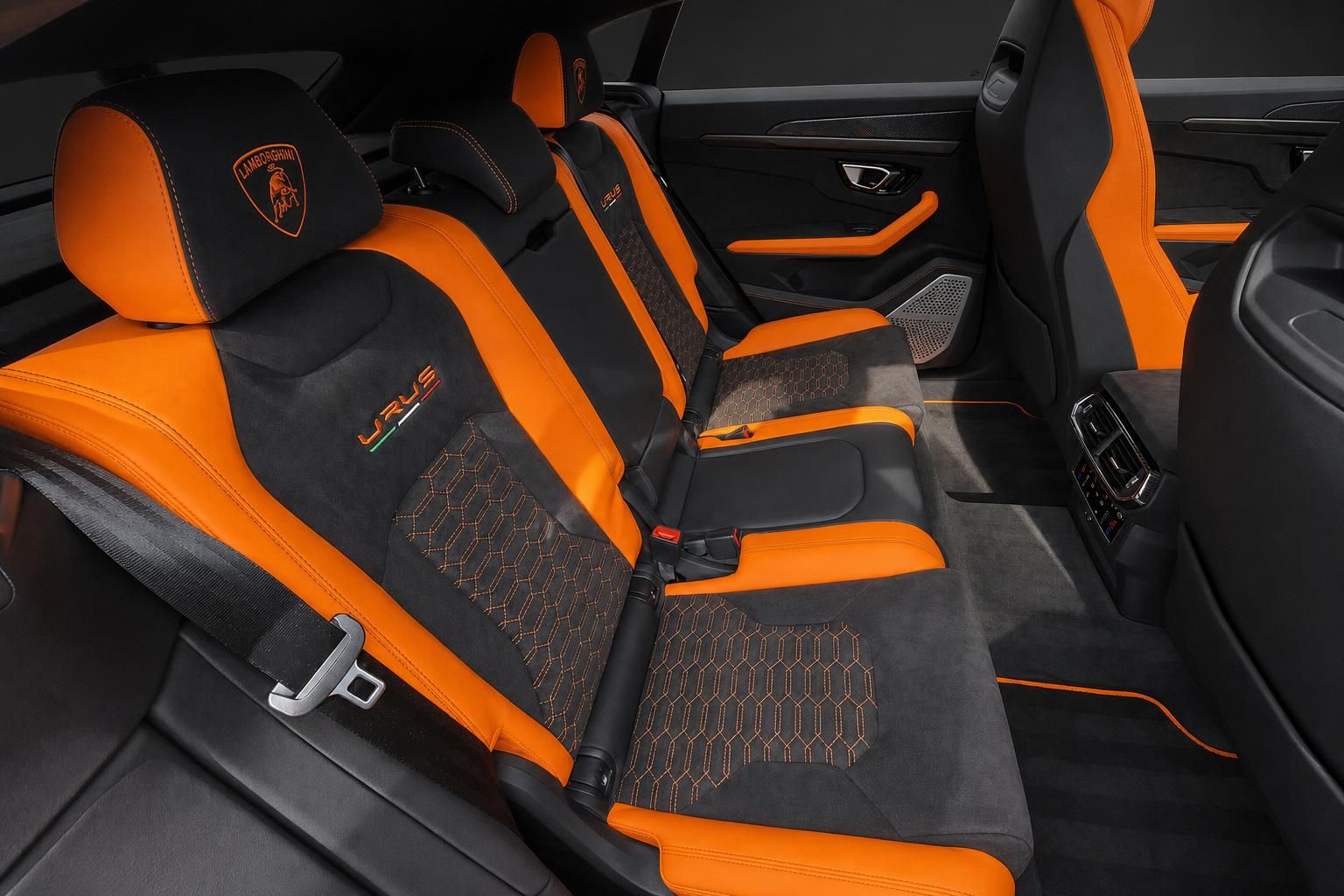 Lamborghini Urus Rücksitze in schwarz-orangem Leder mit URUS Schriftzug