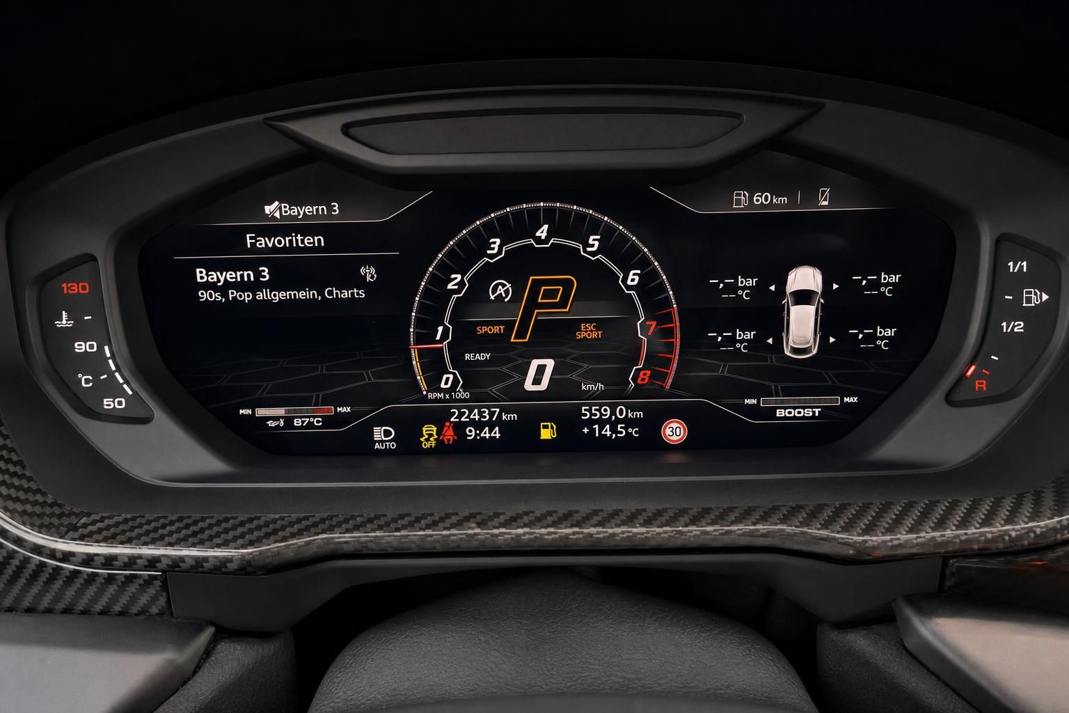 Digitales Kombiinstrument im Lamborghini Urus mit Drehzahlmesser und Sport-Modus