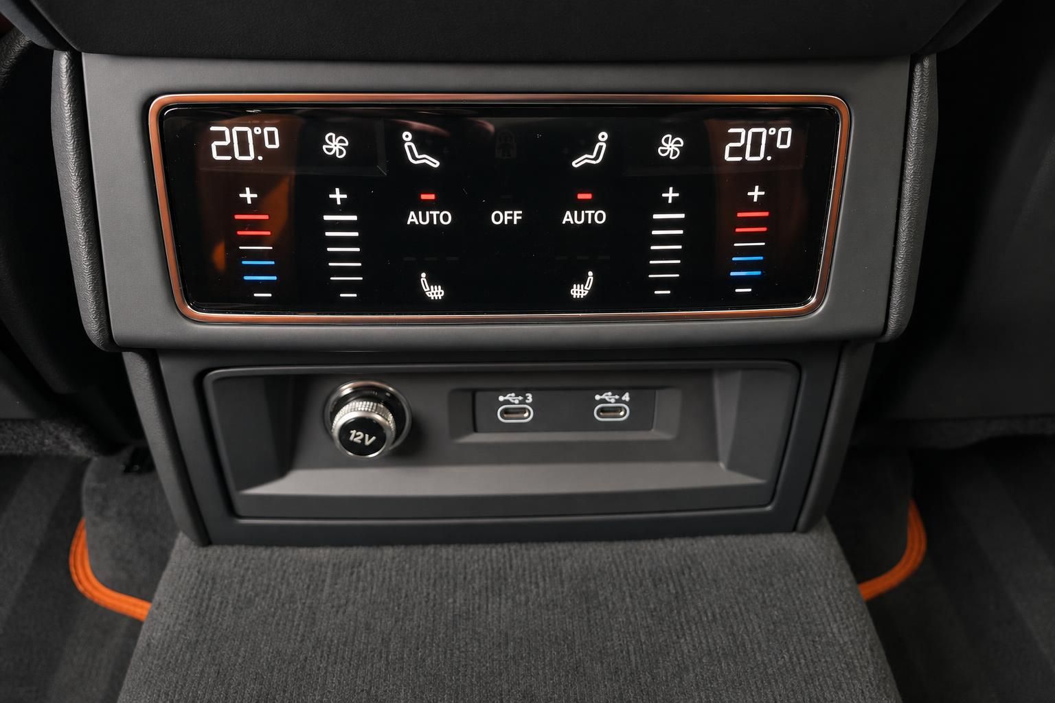 Klimabedienelement im Fond des Lamborghini Urus mit USB-Anschlüssen