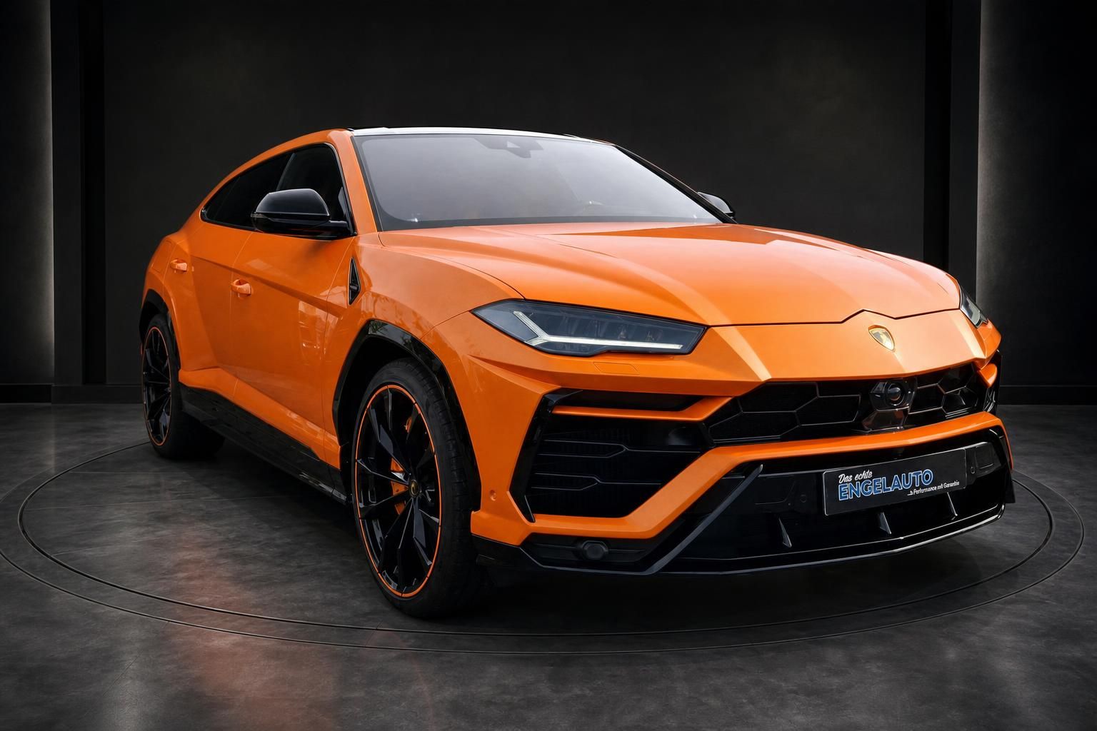 Lamborghini Urus orange Frontpartie Nahaufnahme im Studio