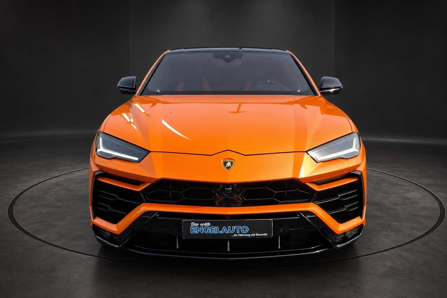 Lamborghini Urus orange Frontansicht mit Kennzeichenhalter Engelauto