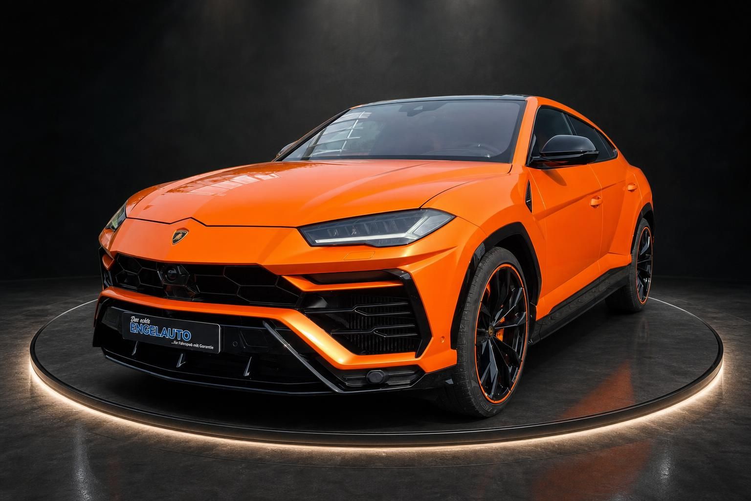 Lamborghini Urus orange Frontansicht schräg auf Drehteller