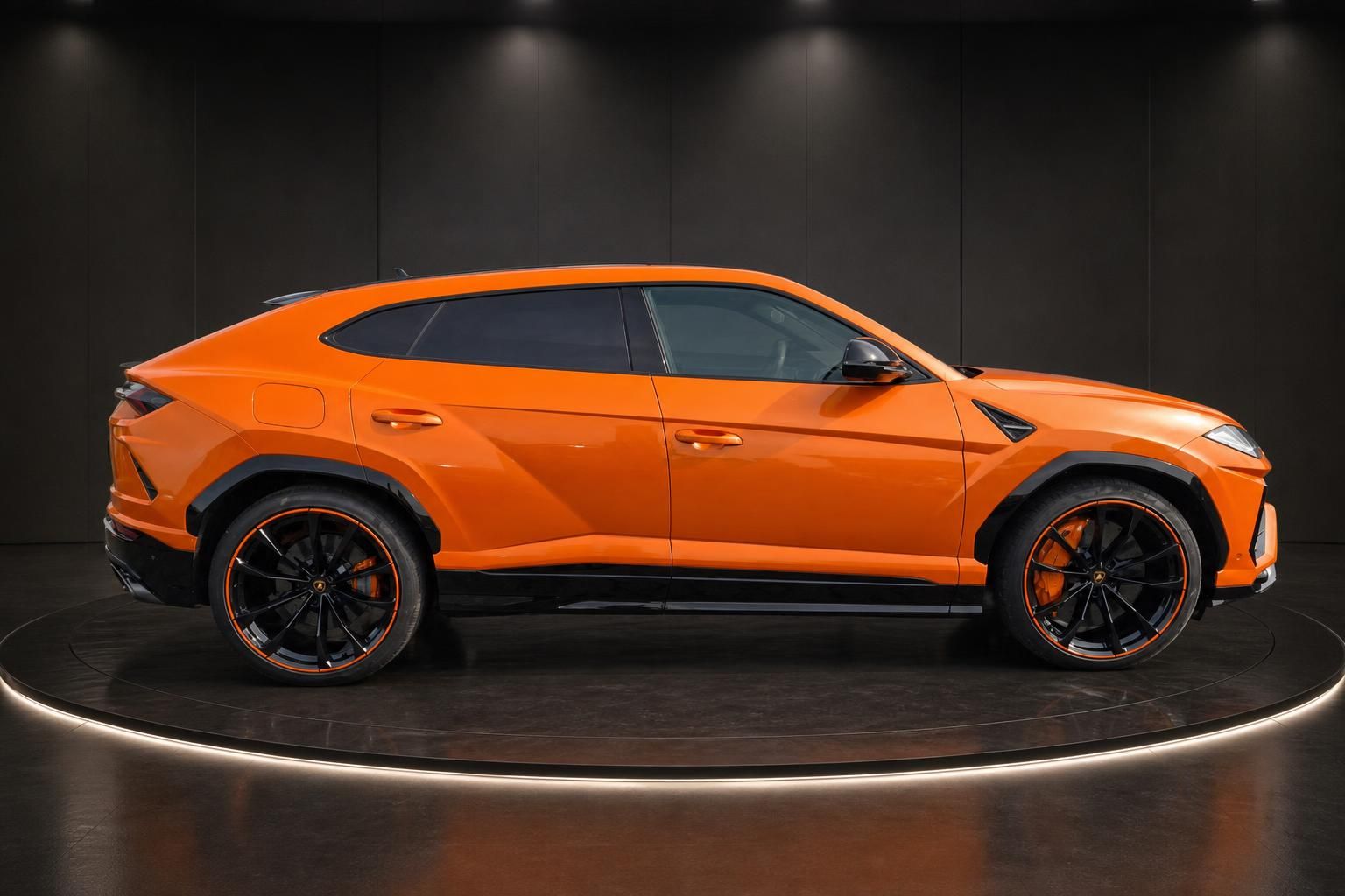 Lamborghini Urus orange Seitenansicht im Studio