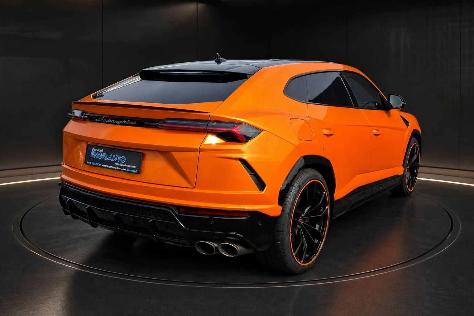 Lamborghini Urus orange Heckansicht im Showroom