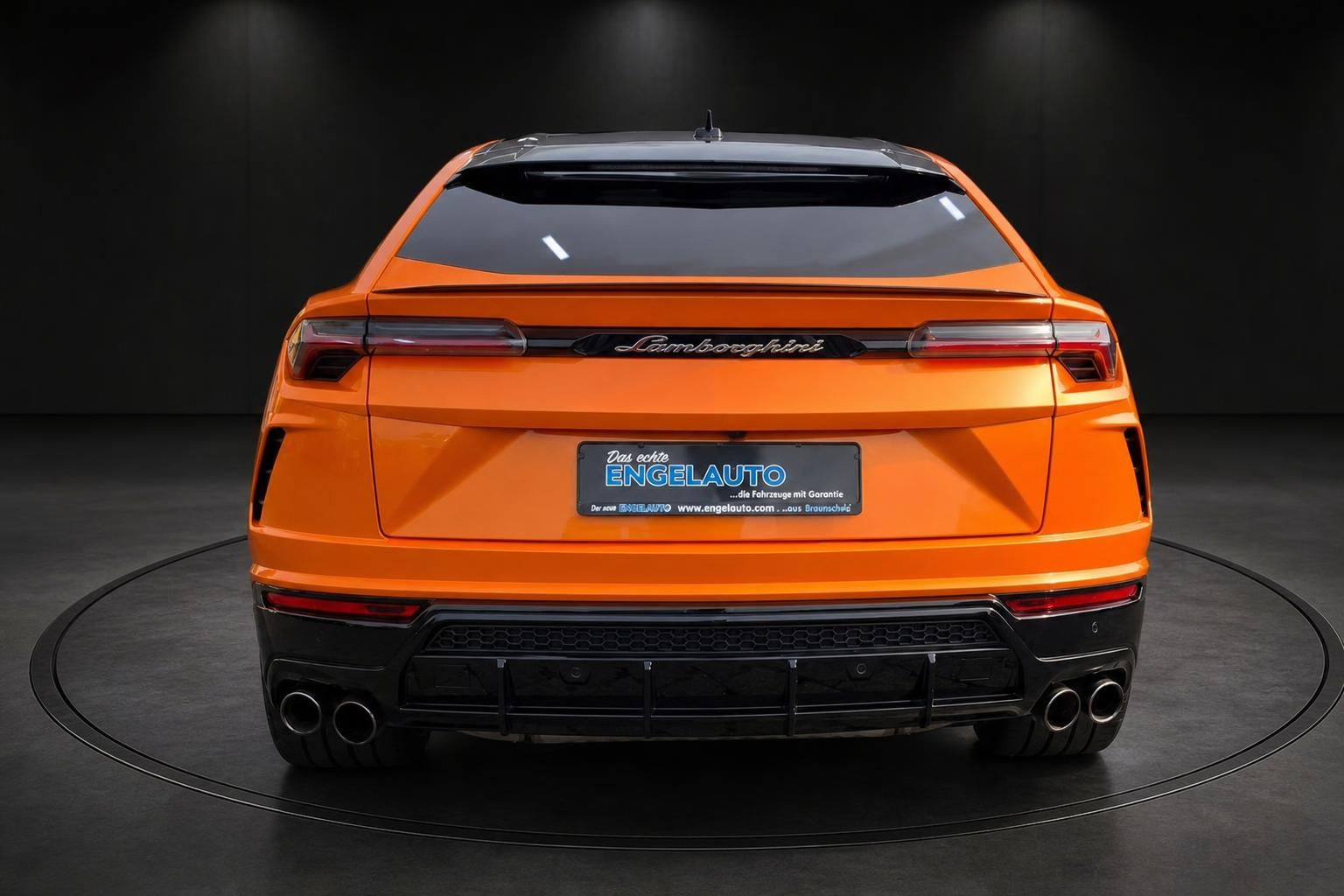 Lamborghini Urus orange, Heckansicht mit Kennzeichenhalter Engelauto