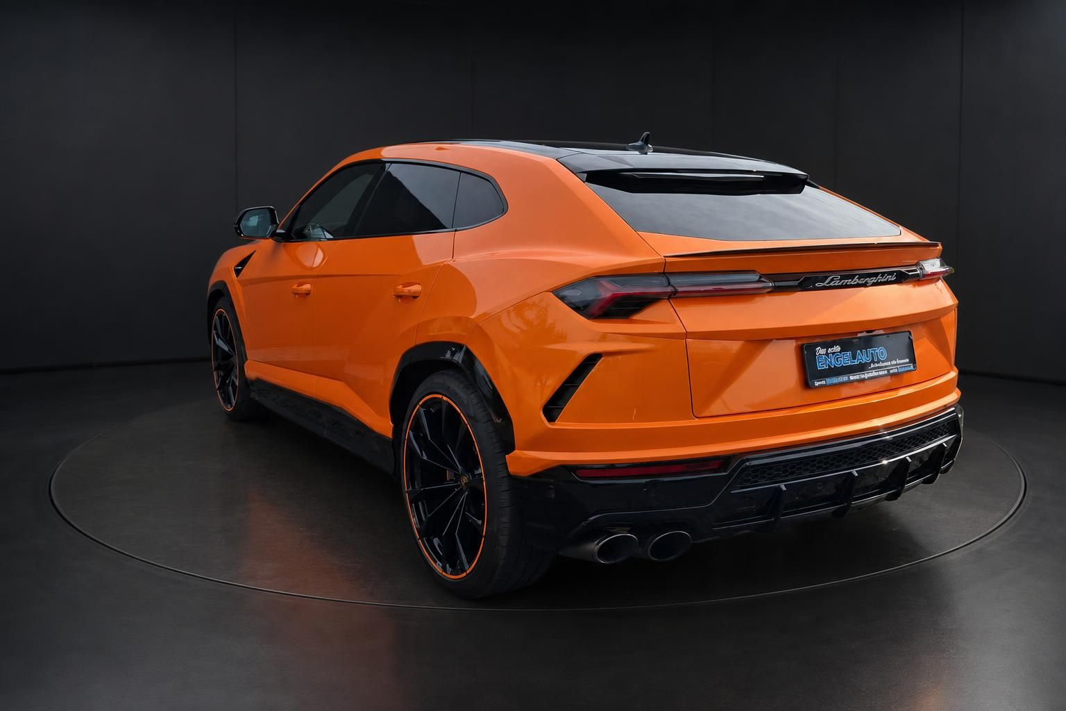 Lamborghini Urus in Orange, Heckansicht schräg im Studio