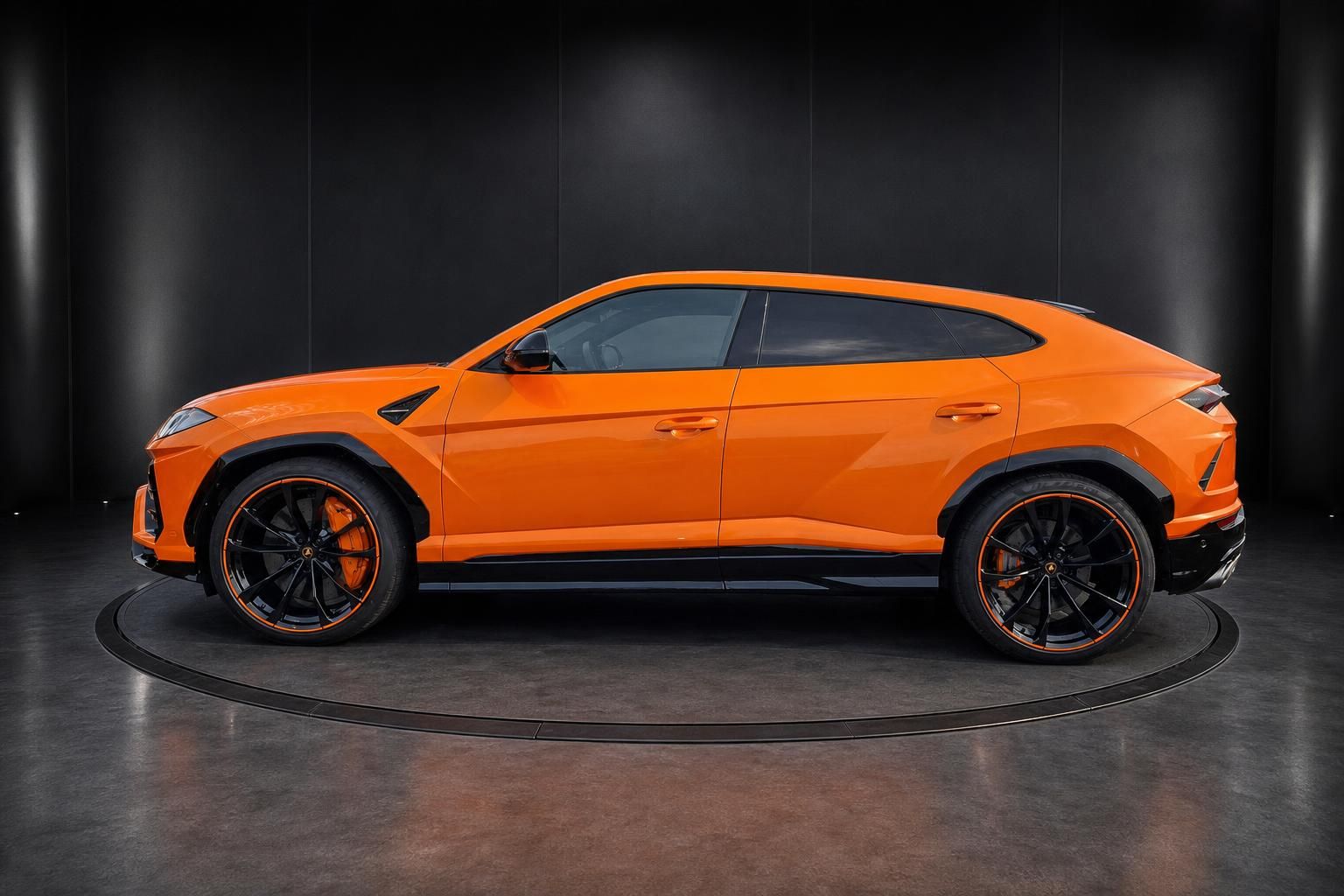 Lamborghini Urus orange, Seitenansicht mit schwarzen Felgen