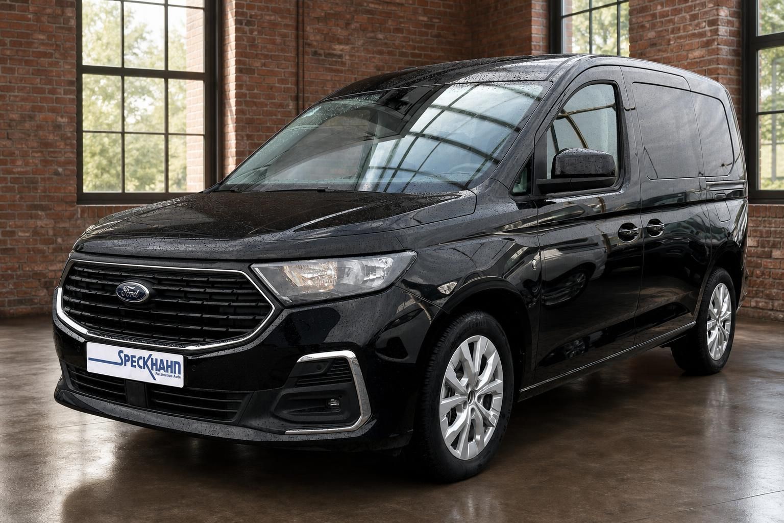Ford Tourneo schwarz Frontansicht in Industriehalle