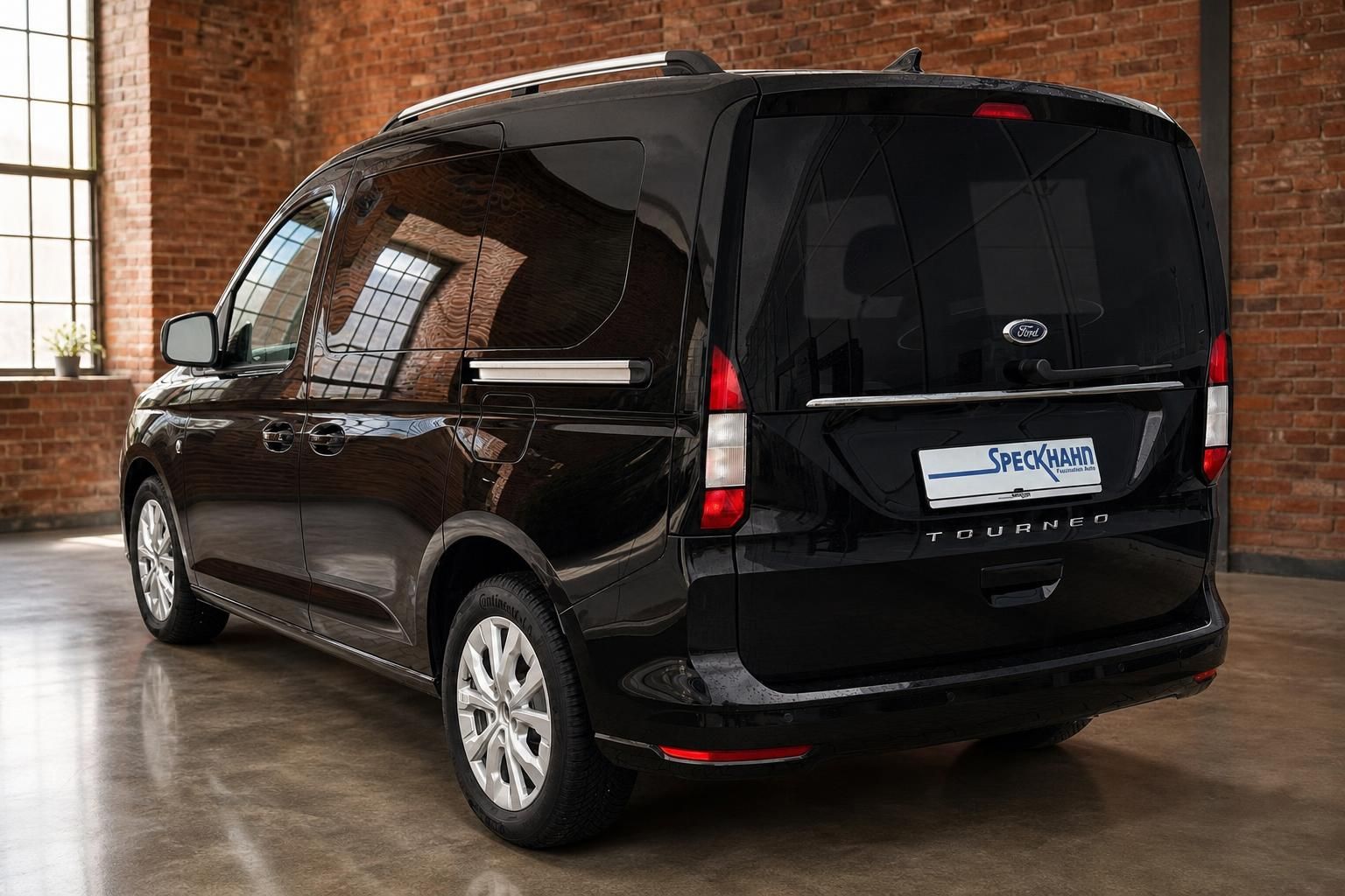 Ford Tourneo schwarz Heck seitlich in Loftambiente