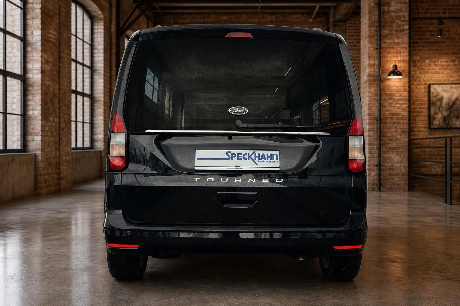 Ford Tourneo schwarz Heckansicht mit Rückleuchten