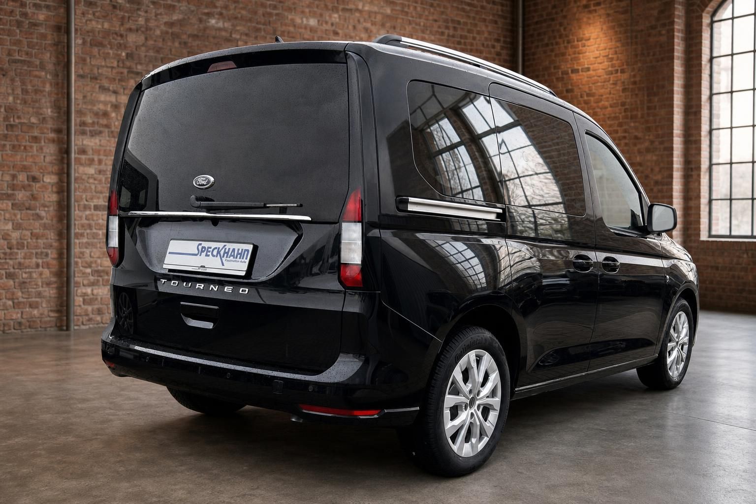 Ford Tourneo schwarz Heckansicht schräg mit Felgen