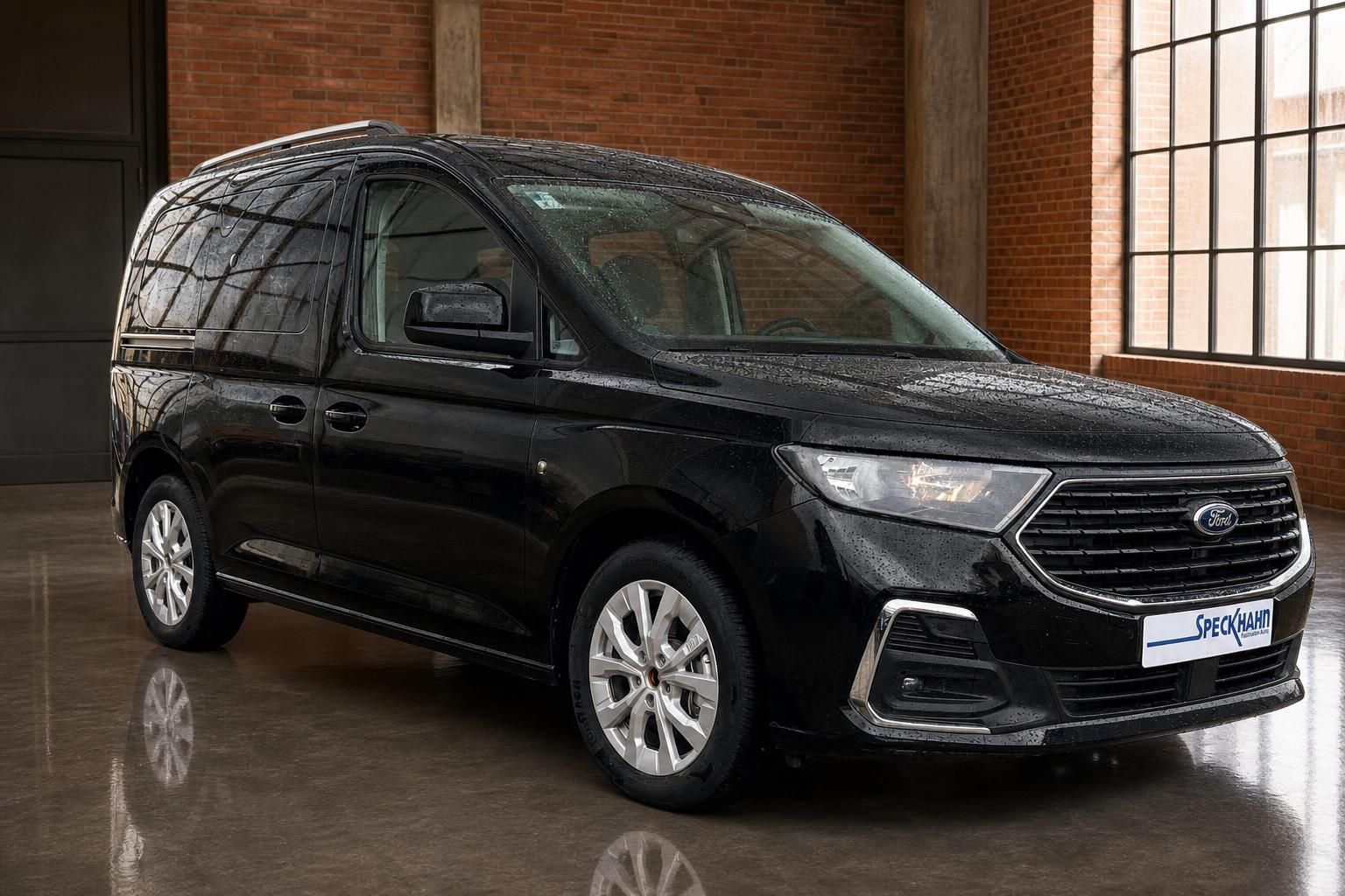 Ford Tourneo schwarz Seitenansicht vorne mit Alufelgen