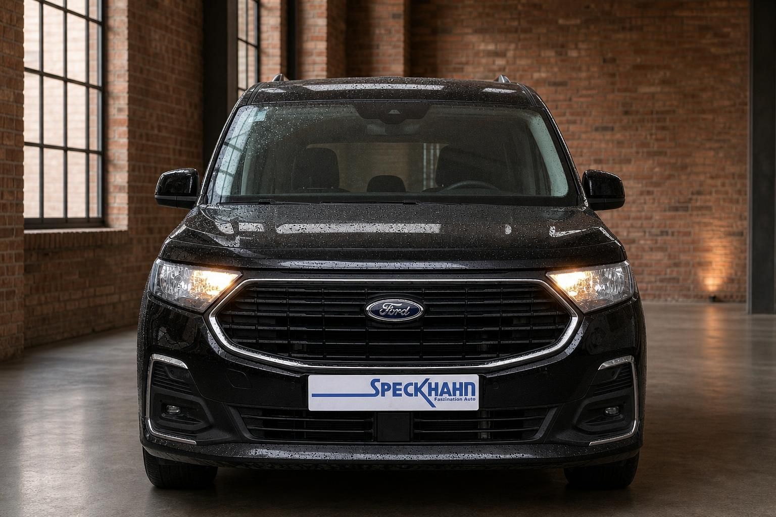 Ford Van in Schwarz, Frontansicht mit Kuehlergrill in Industriehalle