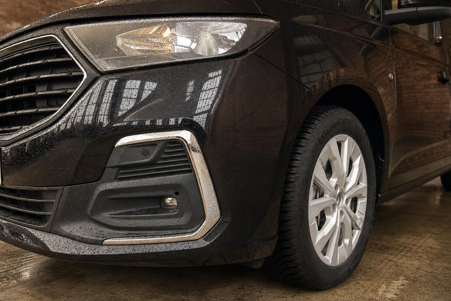 Ford Van Detailansicht Frontstossstange, Scheinwerfer und Felge