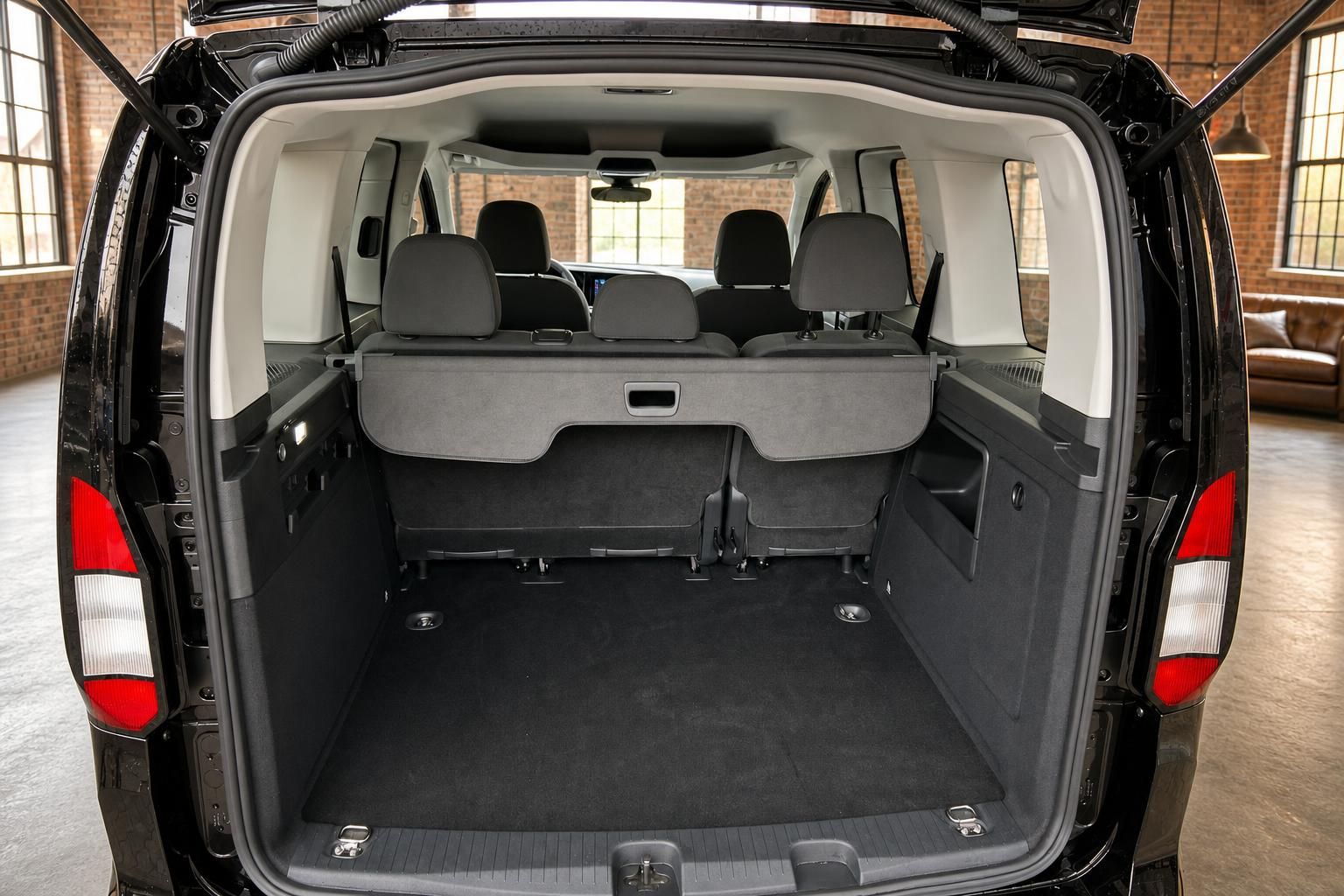Ford Van Kofferraum mit geoeffneter Heckklappe und viel Stauraum