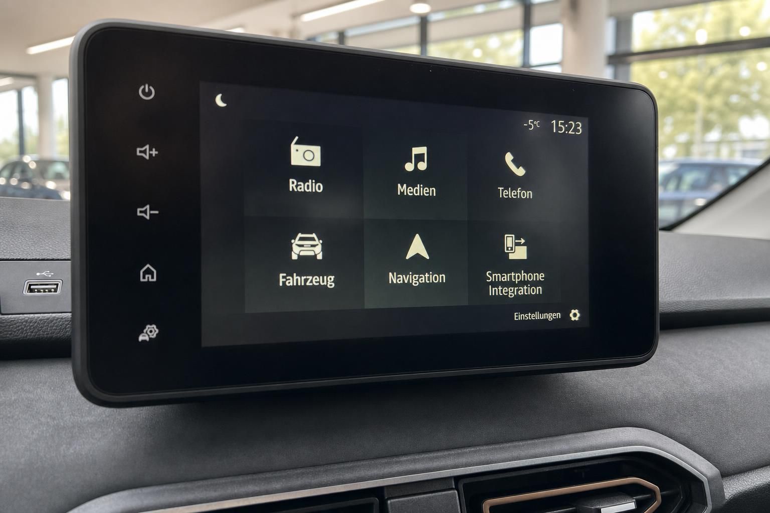 Modernes Infotainment-Display mit Navigation und Smartphone-Integration im Fahrzeug-Cockpit