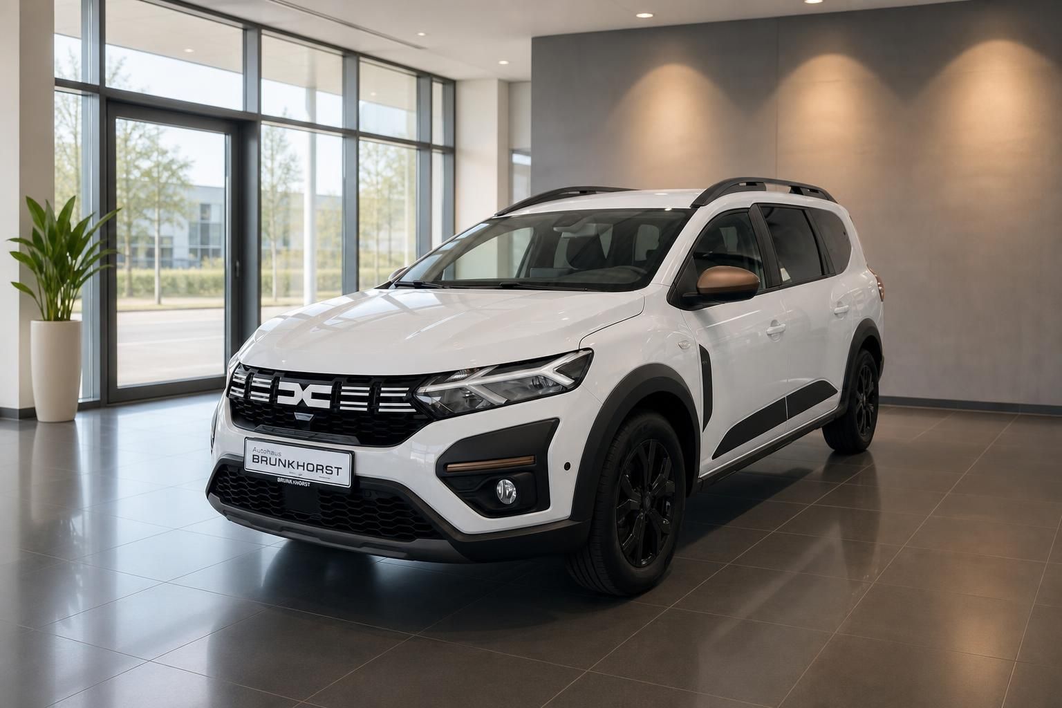 Weißer Dacia SUV Dreiviertel-Frontansicht im modernen Autohaus Showroom mit großen Fenstern