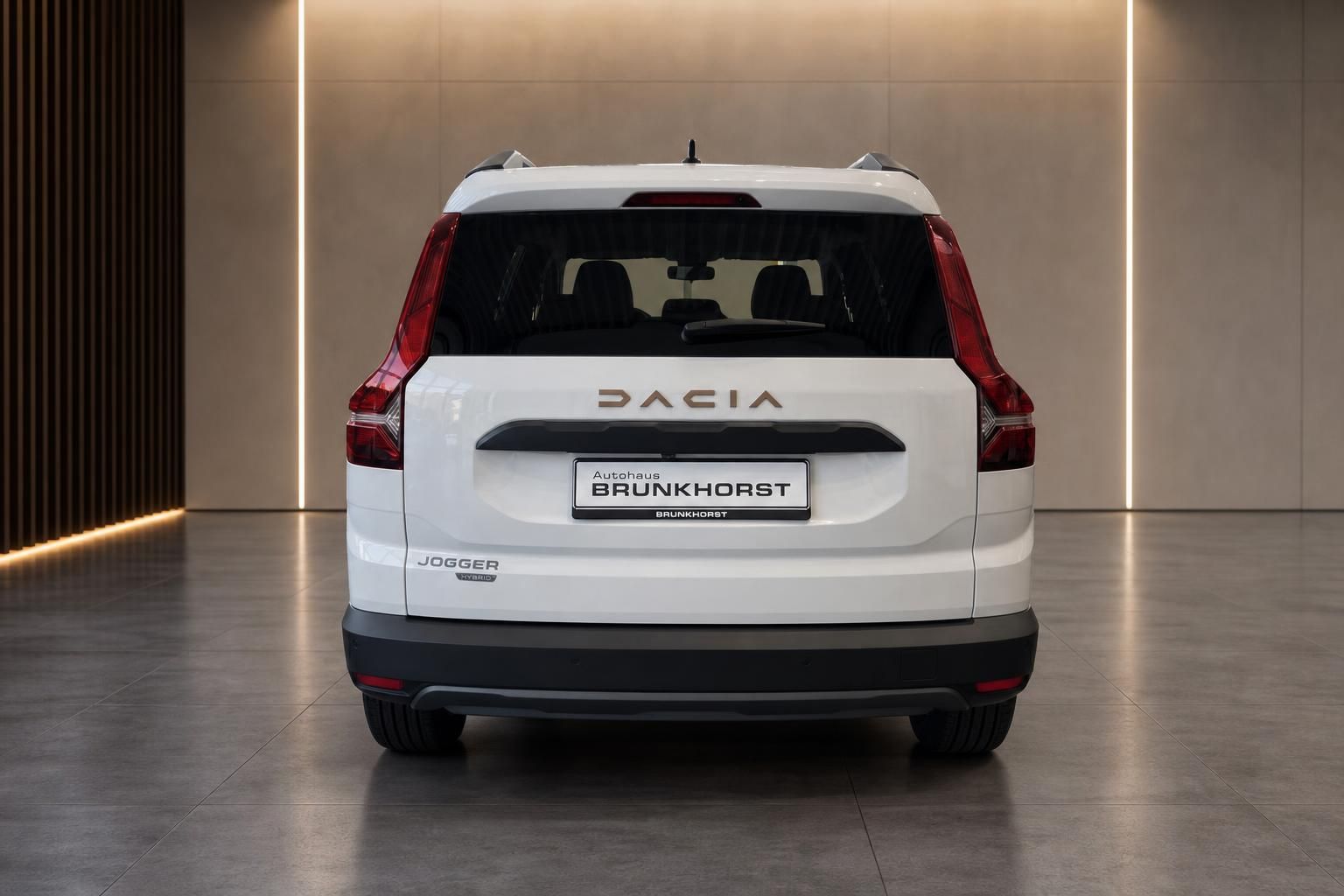 Weißer Dacia Jogger Heckansicht im Autohaus mit roter Rückleuchte und DACIA Schriftzug