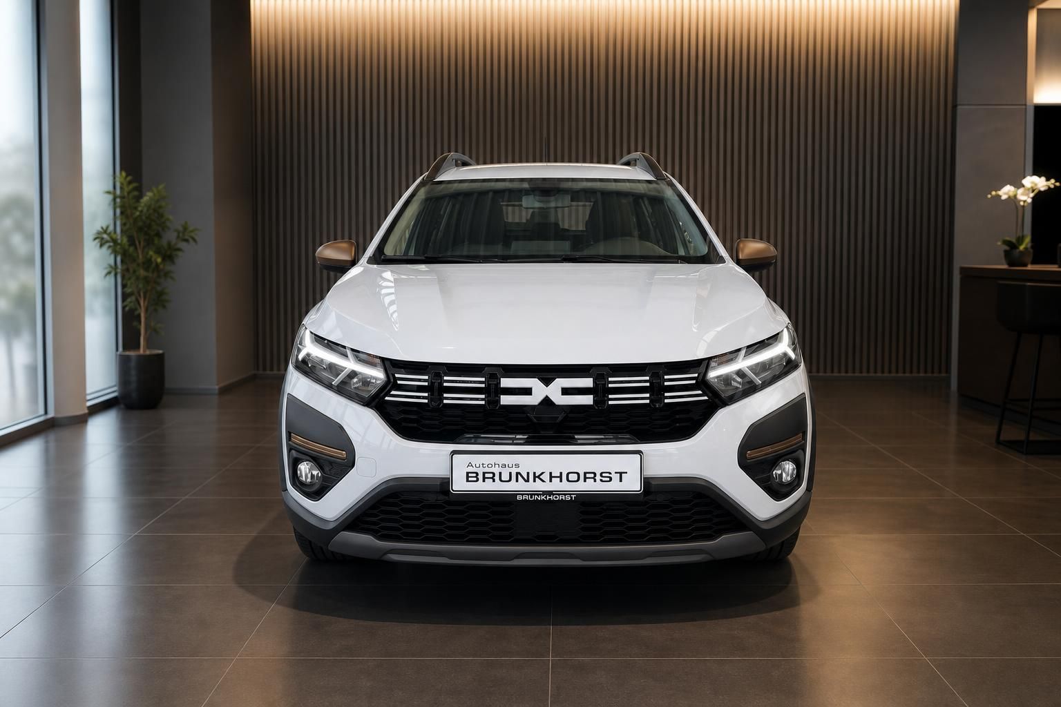 Weißer Dacia SUV Frontansicht im Autohaus Showroom mit modernem Design und LED-Scheinwerfern
