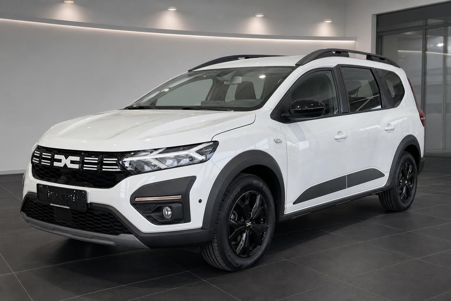 Weißer Dacia SUV Seitenansicht im Autohaus - elegantes Design mit schwarzen Felgen und Dachreling