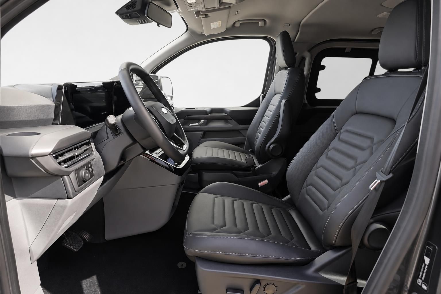 Ford Tourneo Innenraum mit schwarzen Lederpolstern und Cockpit