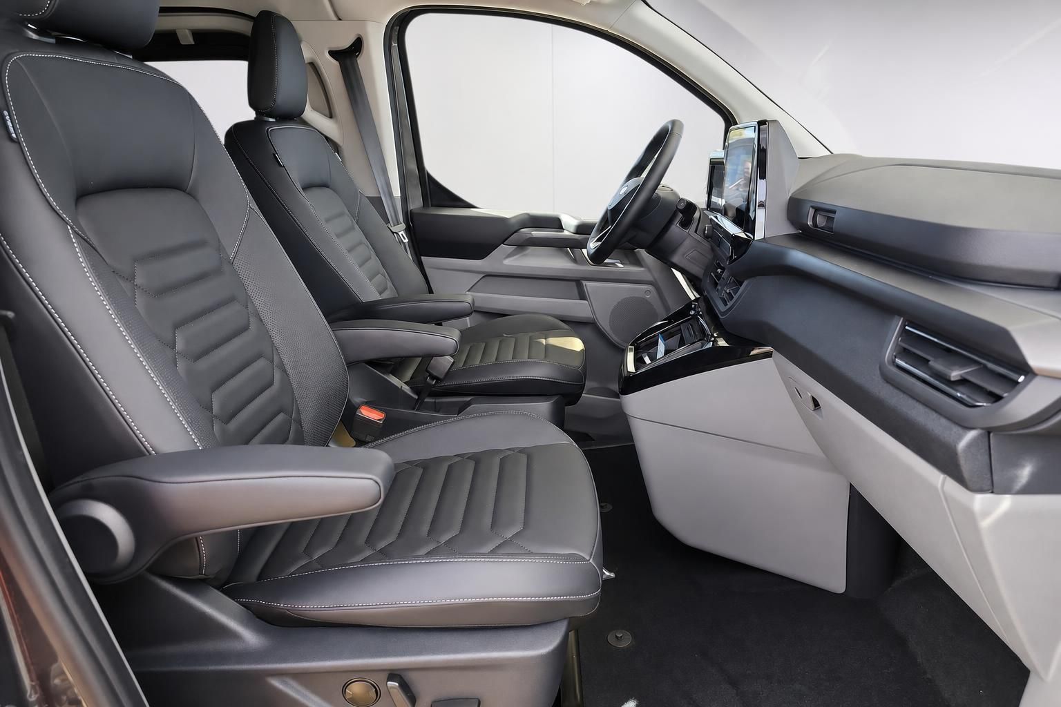 Ford Tourneo Innenraum Fahrersitz und Armaturenbrett Detailansicht