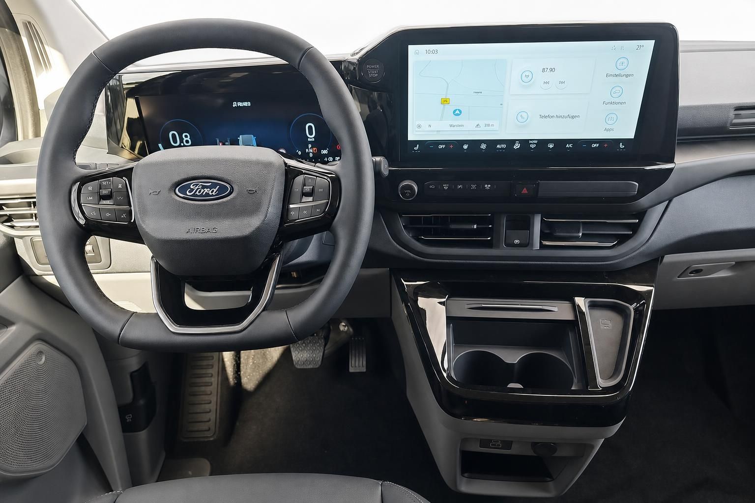 Ford Cockpit mit Lenkrad, Digitaltacho und Touchscreen-Navigation