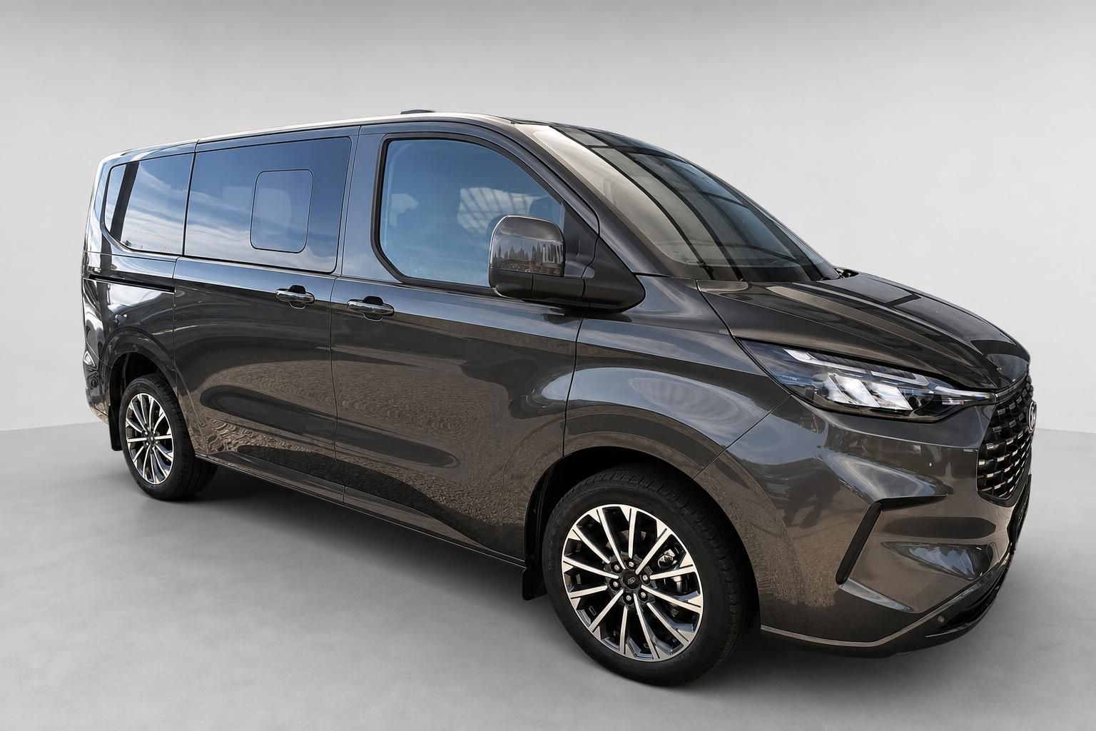 Ford Tourneo Custom Van in Braun, Frontansicht schraeg im Studio
