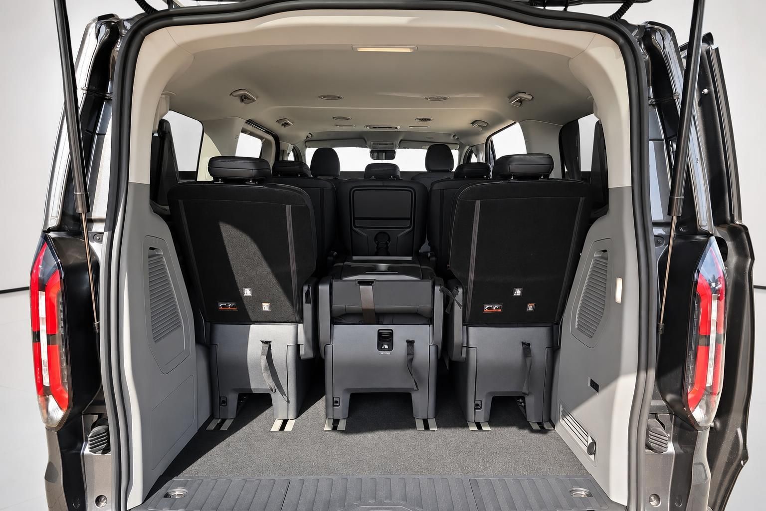 Ford Van Innenraum mit umgeklappten Rücksitzen und Kofferraum