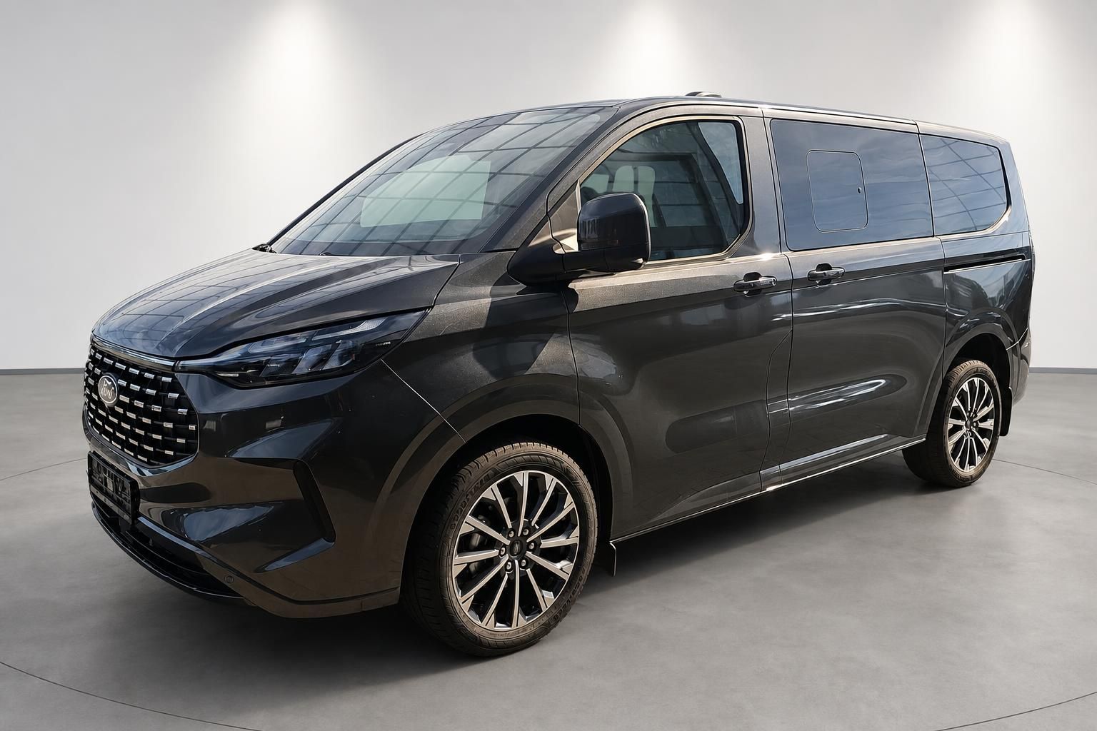Ford Tourneo Custom braun-metallic, Seitenansicht schraeg vorne