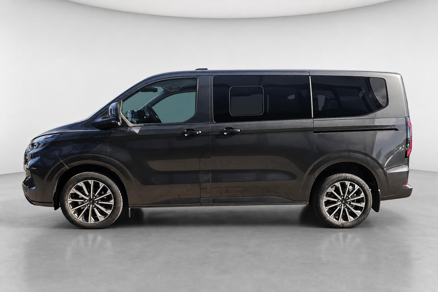 Ford Tourneo Custom in Grau, Seitenansicht Profil, Studiofoto