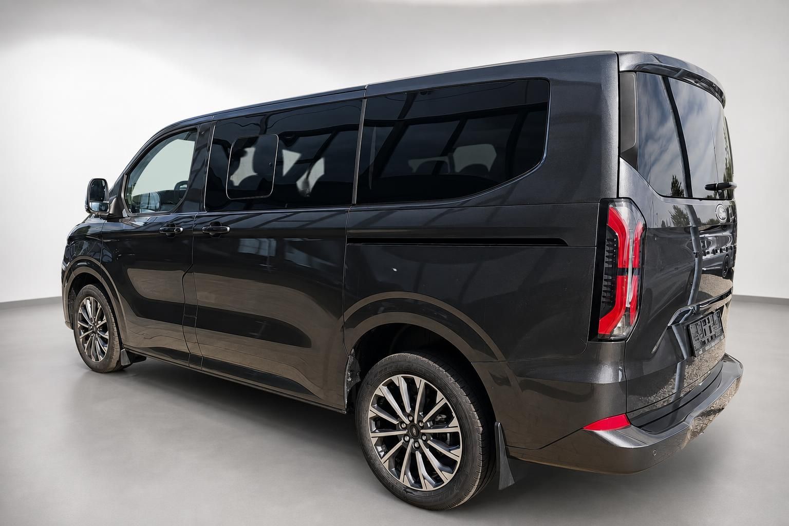 Ford Tourneo Custom schwarz, Heckansicht schraeg, Studioaufnahme