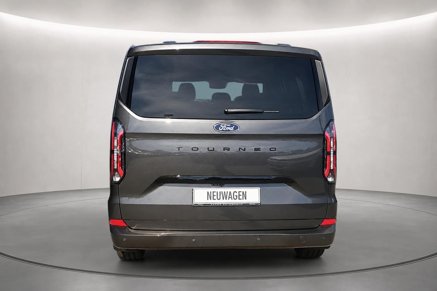 Ford Tourneo Van Heckansicht in Grau-Metallic im Studio