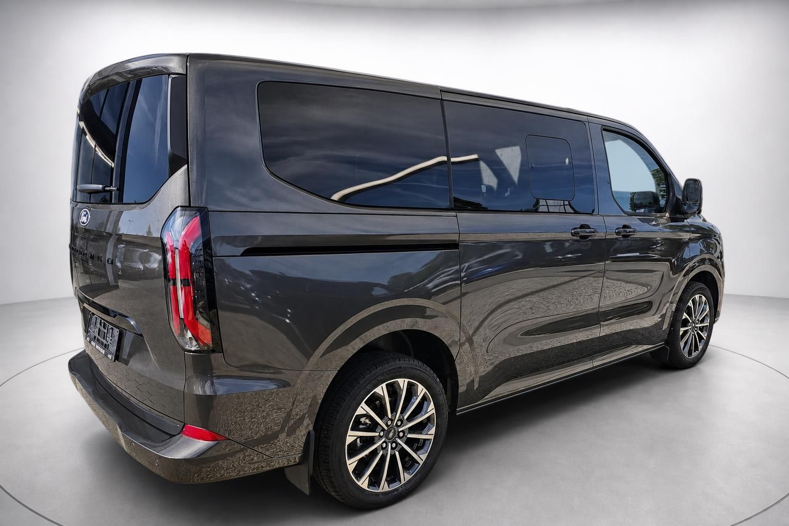 Ford Tourneo Van Seitenansicht hinten in Braun-Metallic