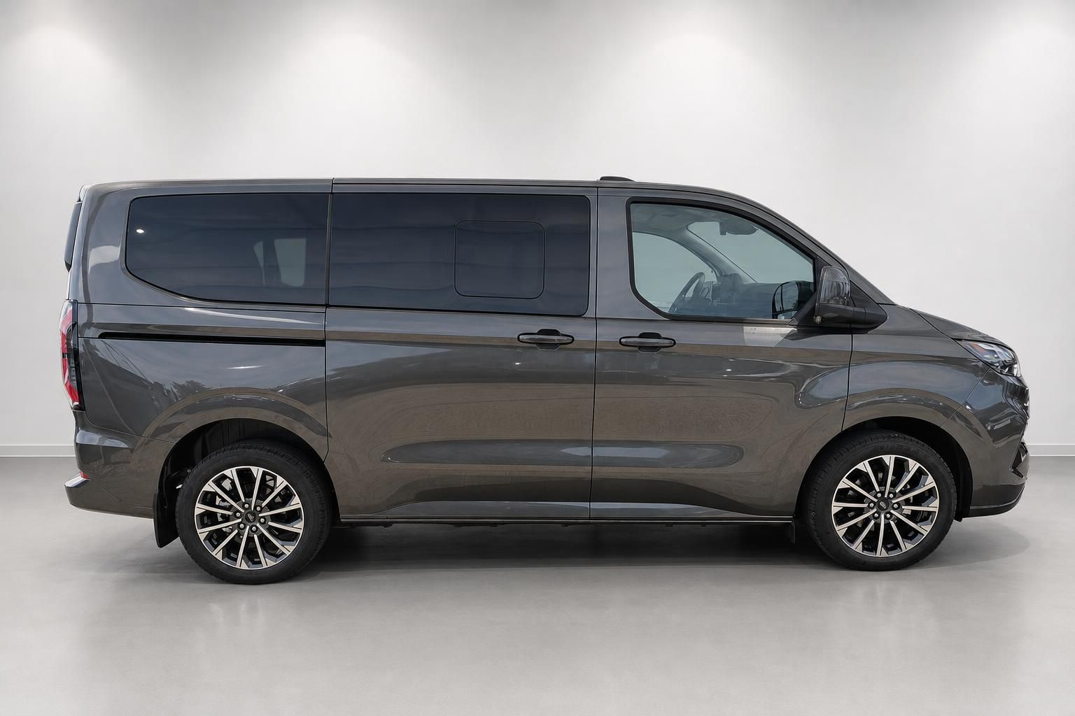 Ford Tourneo Van Seitenansicht in Braun-Metallic im Studio