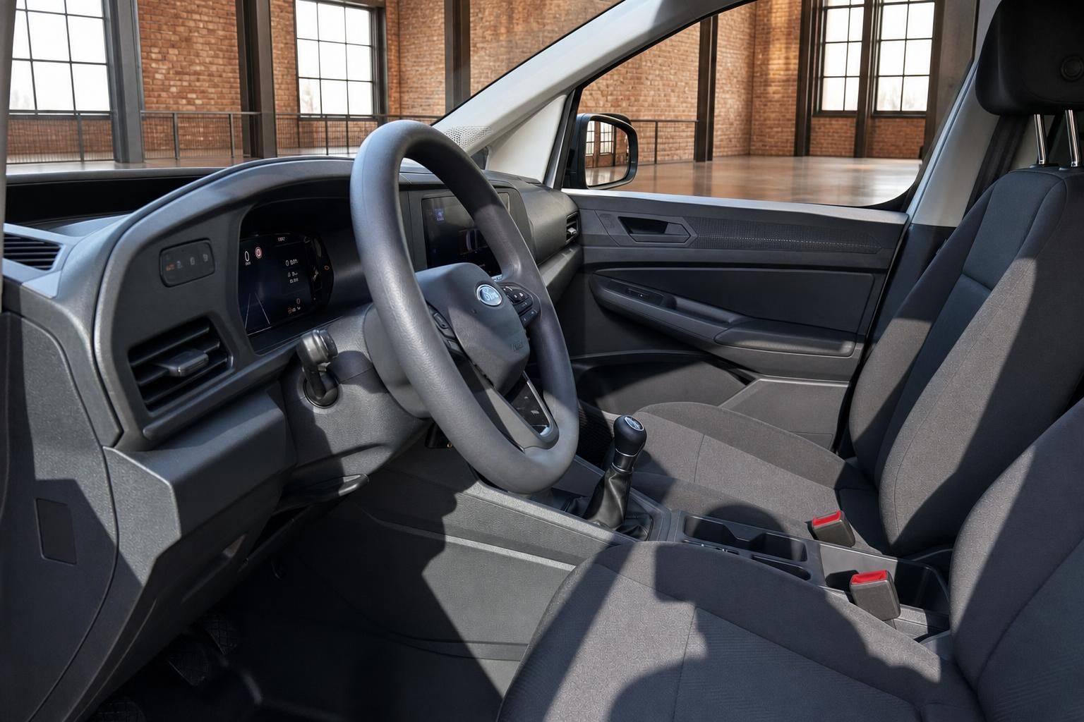 Ford Transit Custom Innenraum – Fahrersitz, Lenkrad und Mittelkonsole mit Schaltgetriebe