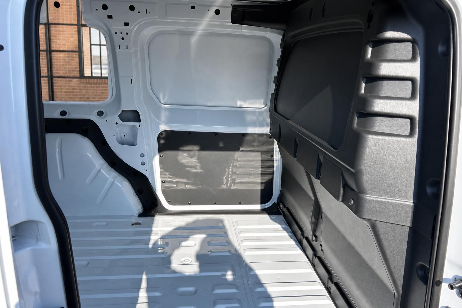 Ford Transit Custom Laderaum – geräumiger Kastenraum mit Kunststoffverkleidung und geriffelte Ladefläche