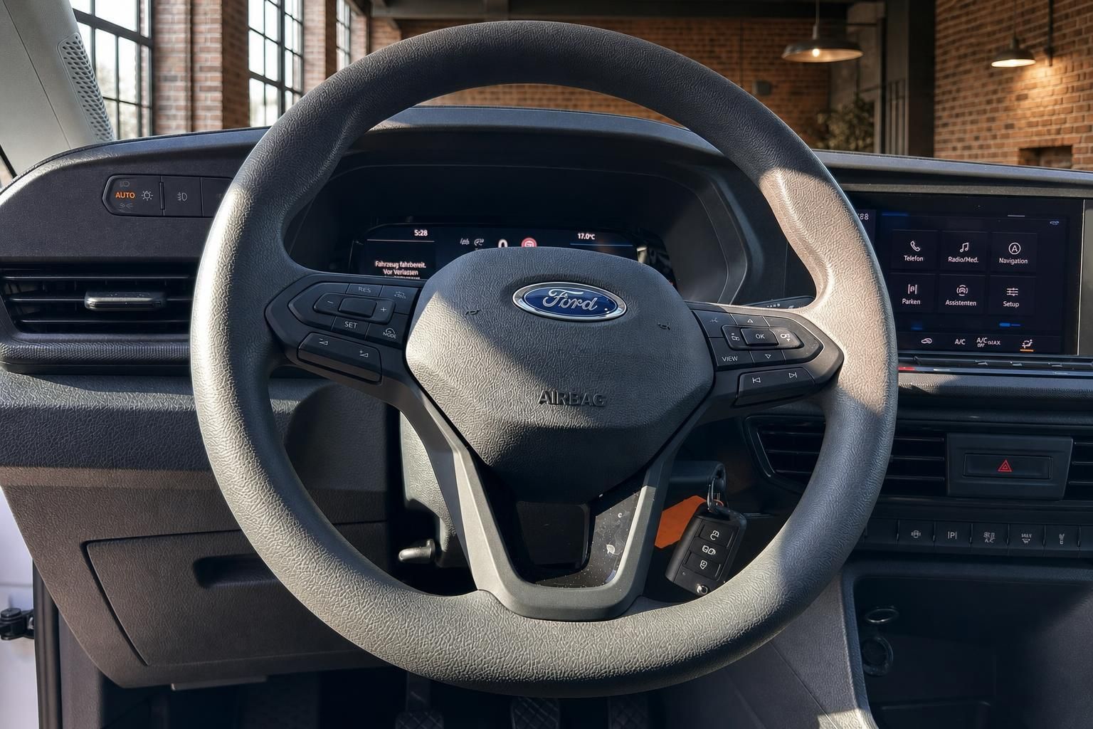Ford Transit Custom Lenkrad – Nahaufnahme mit Multifunktionstasten, Airbag und digitalem Cockpit