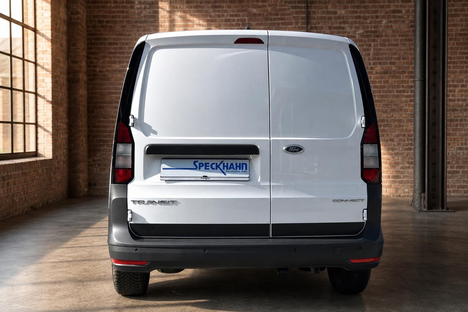 Ford Transit Connect weiss Heckansicht in Industriehalle – Kastenwagen Transporter