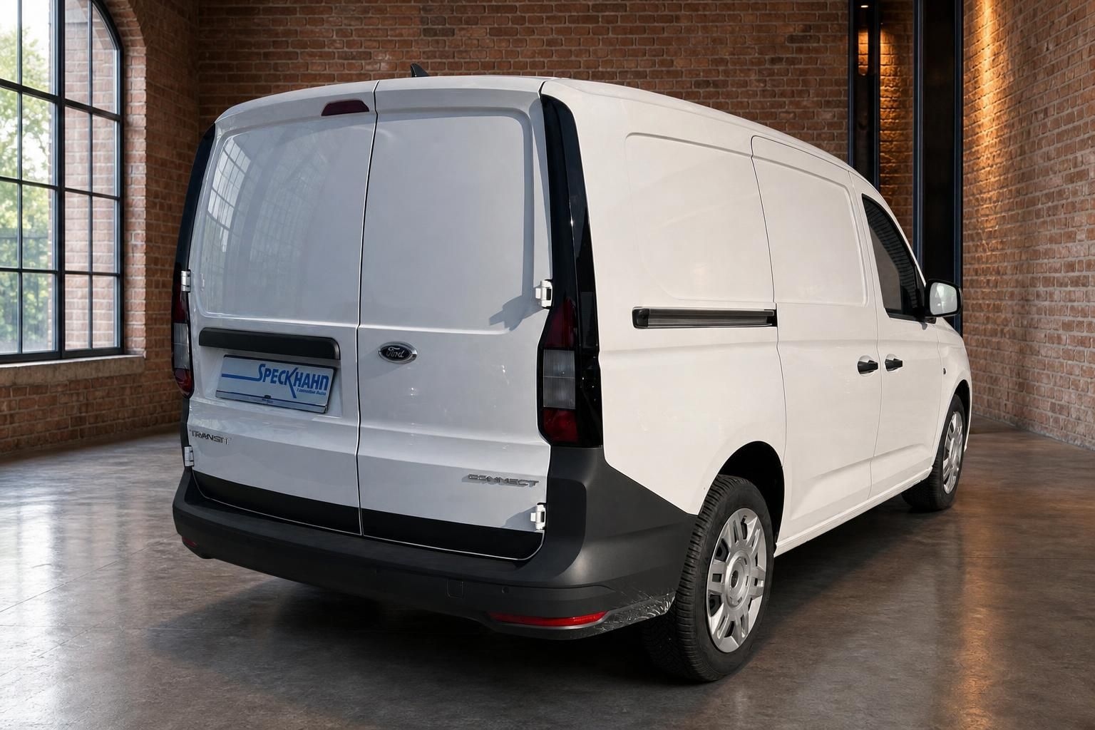 Ford Transit Connect weiss Heckansicht schräg links in Industriehalle – Kastenwagen