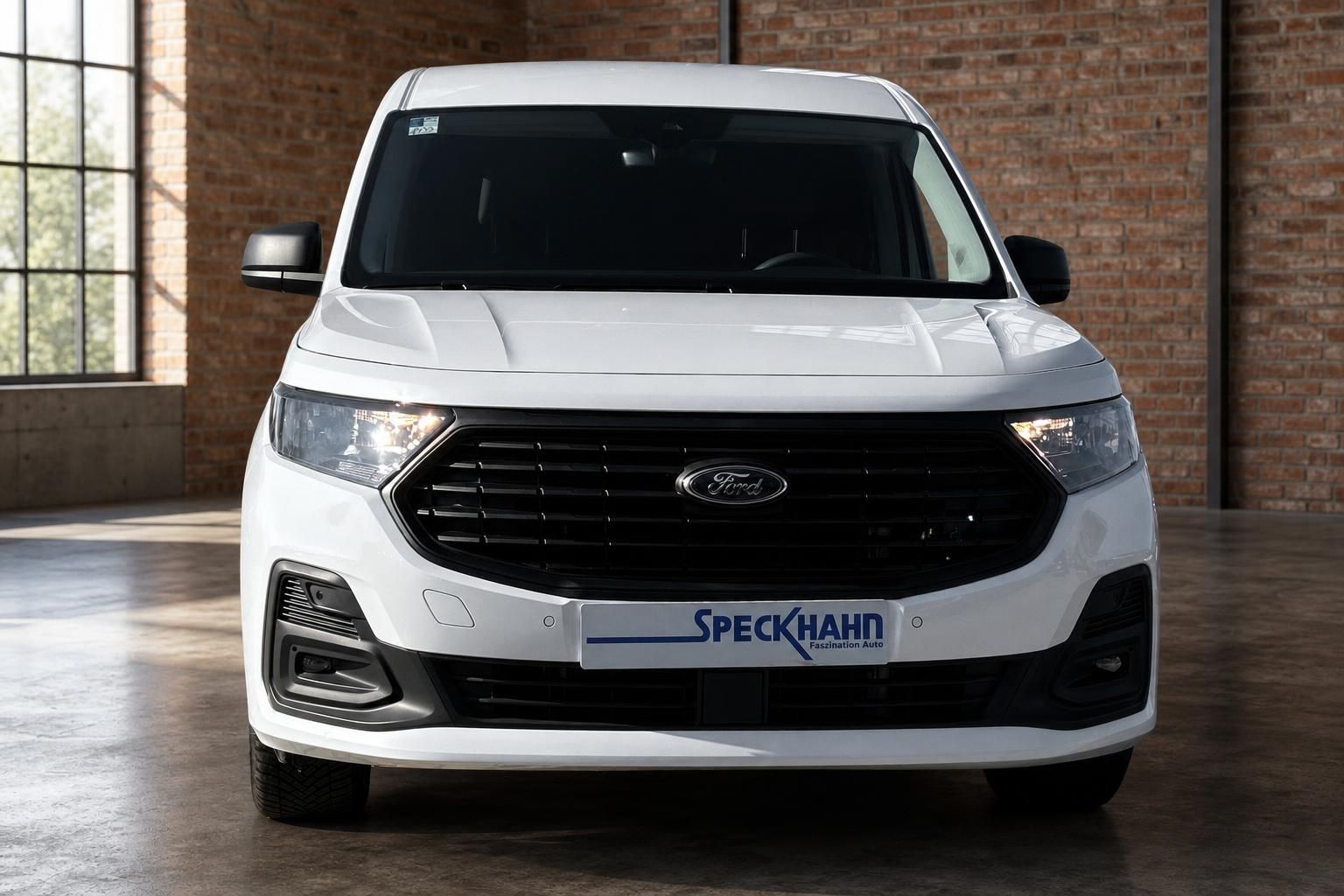 Ford Transit Custom weißer Kastenwagen Frontansicht mit Speckhahn Kennzeichenhalter